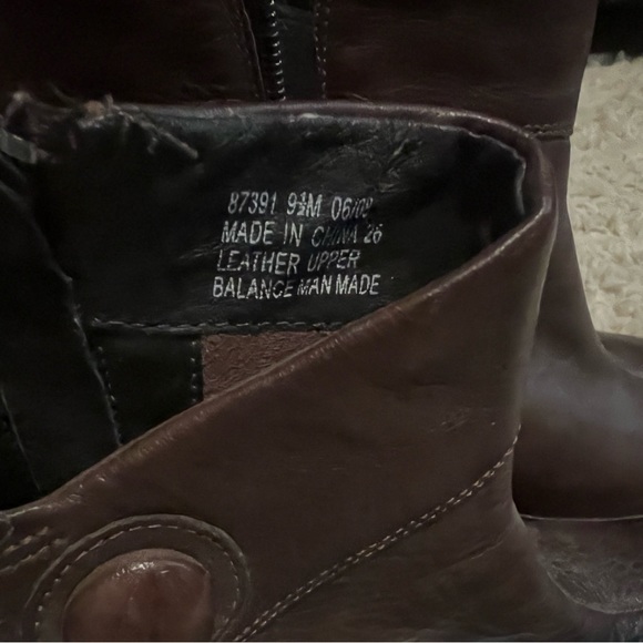 Clarks Brown Leather Booties size 9.5 women’s - Picture 2 of 4